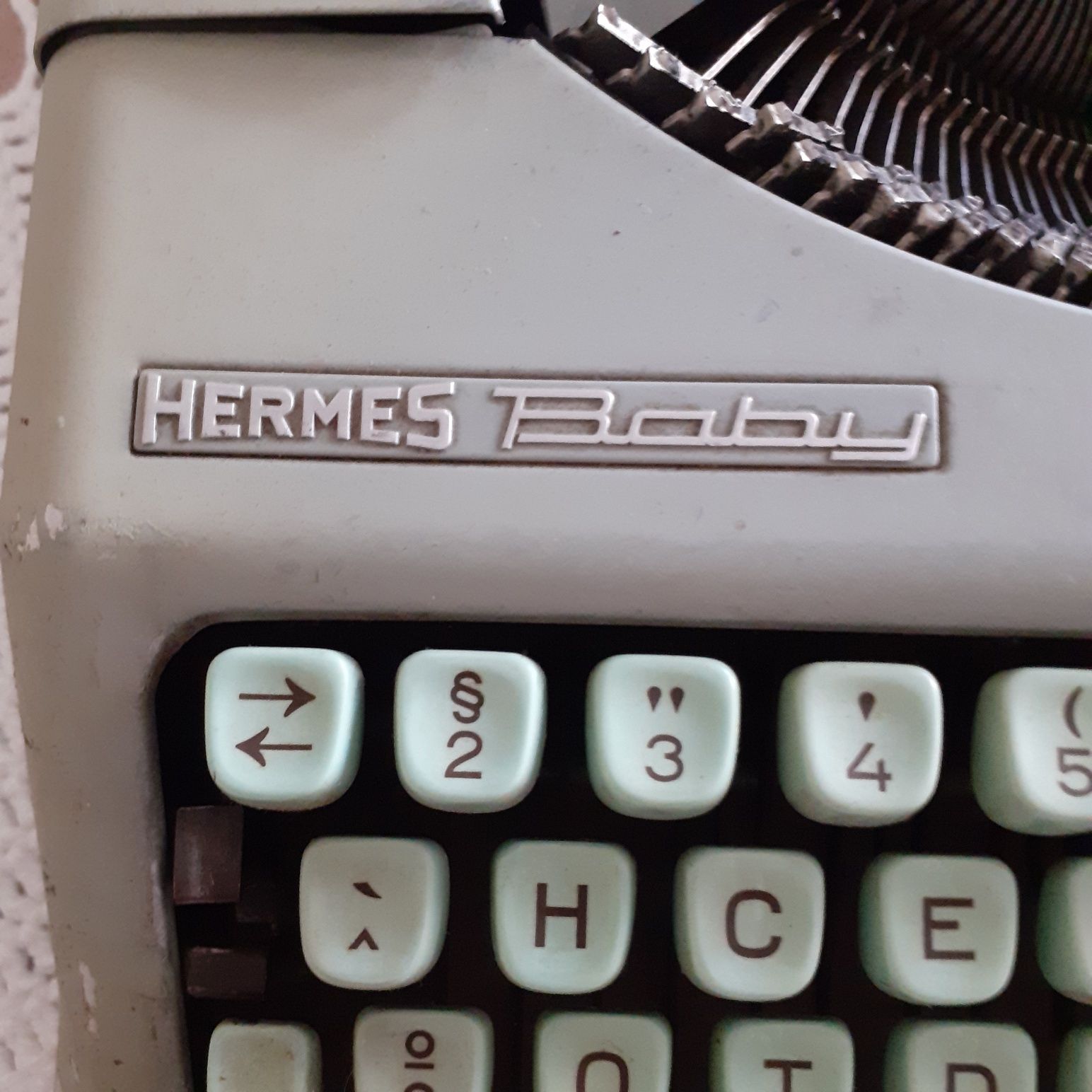 Máquina de escrever portátil Hermes baby 
A funcionar,