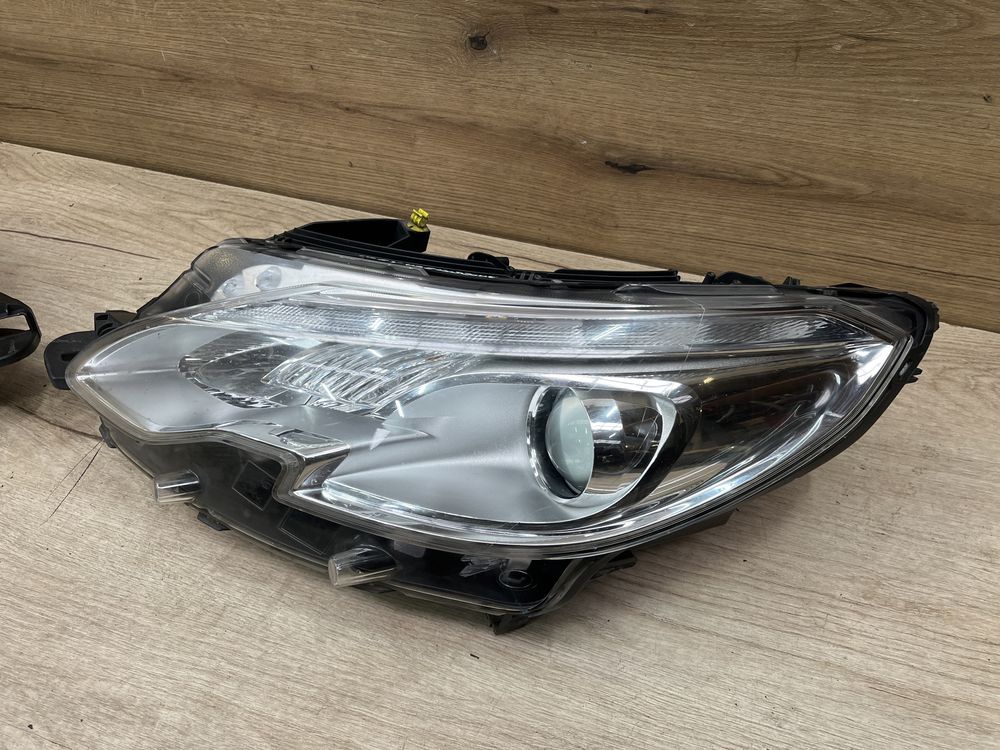 Lampa/reflektor przedni lewy prawy Peugeot 2008 LED