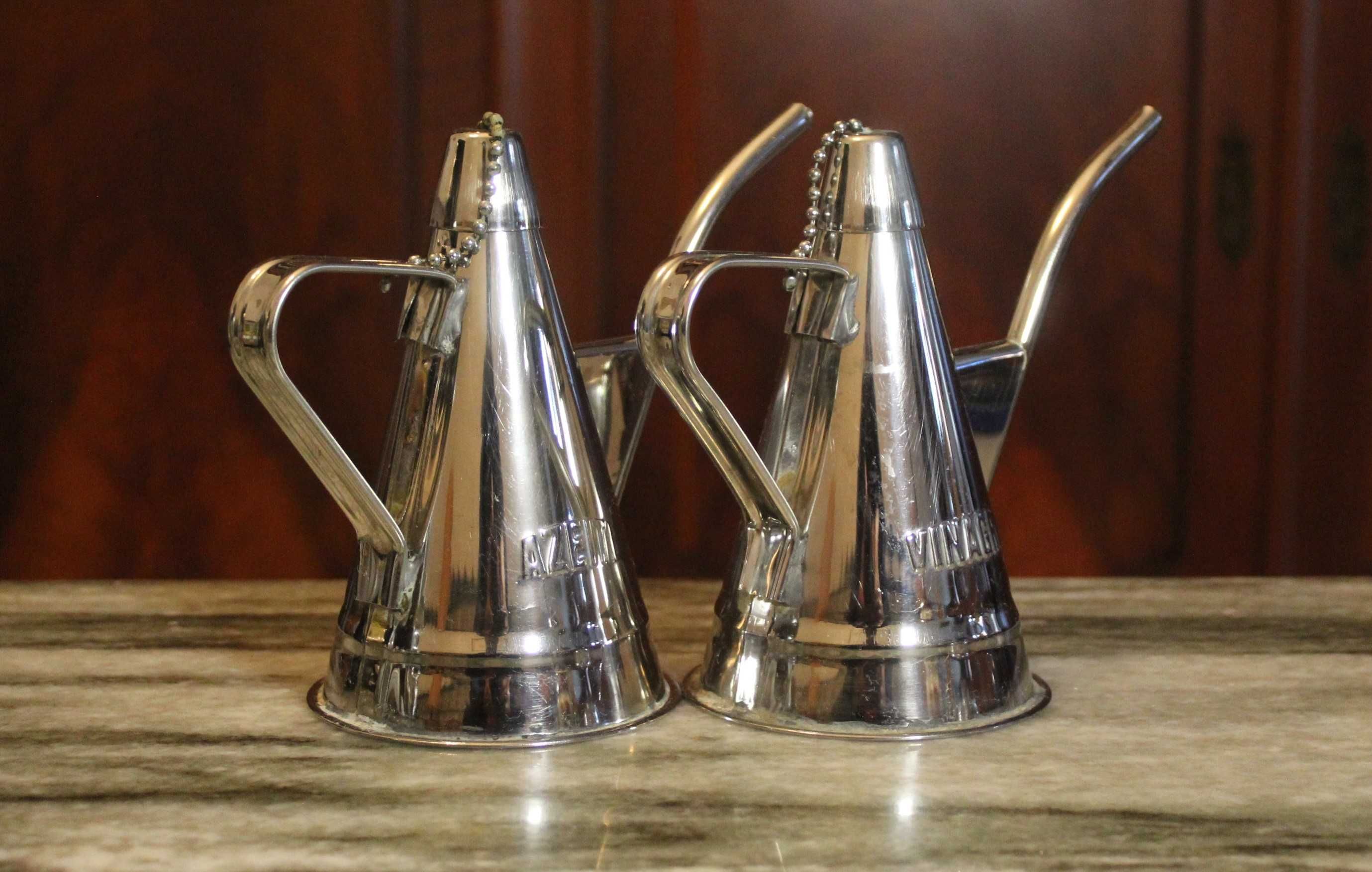 Galheteiro vintage em inox, com um design funcional e clássico.