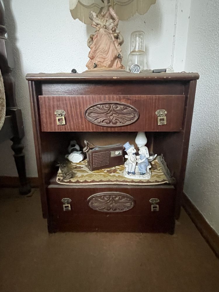 Cama de Solteiro e Mesa de Cabeceira