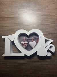 Ramka na zdjęcia z napisem „Love” i w kształcie serca
