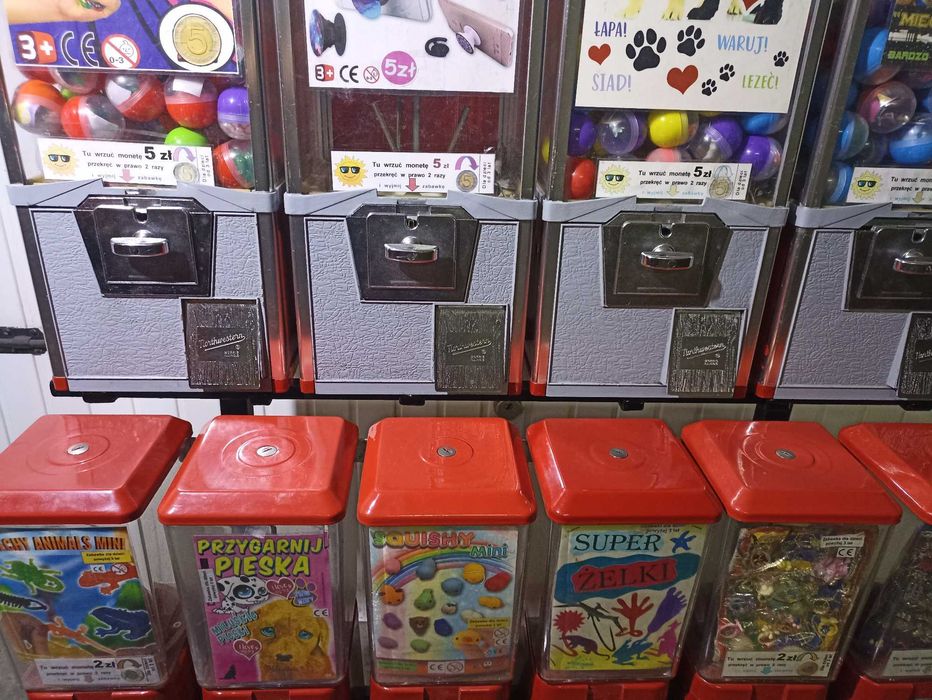 Automat do sprzedaży zabawek, pamiątek w kapsułach, piłek kauczukowych
