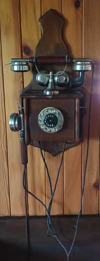 Zabytkowy telefon ścienny retro