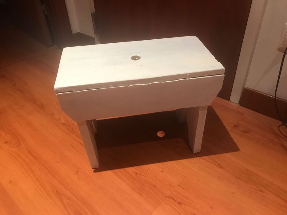 Banco em mogno outro pinho pintado branco