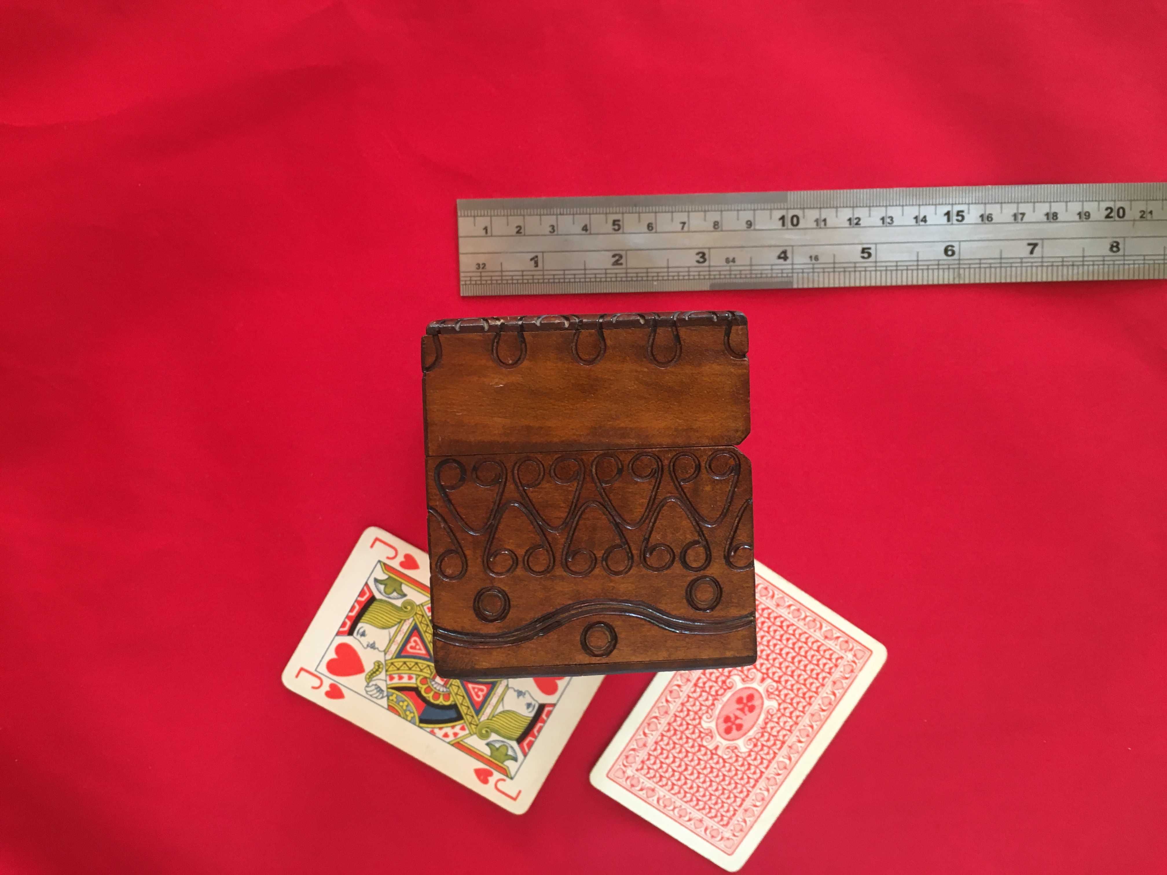 Stare drewniane pudełeczko na dwie talie kart