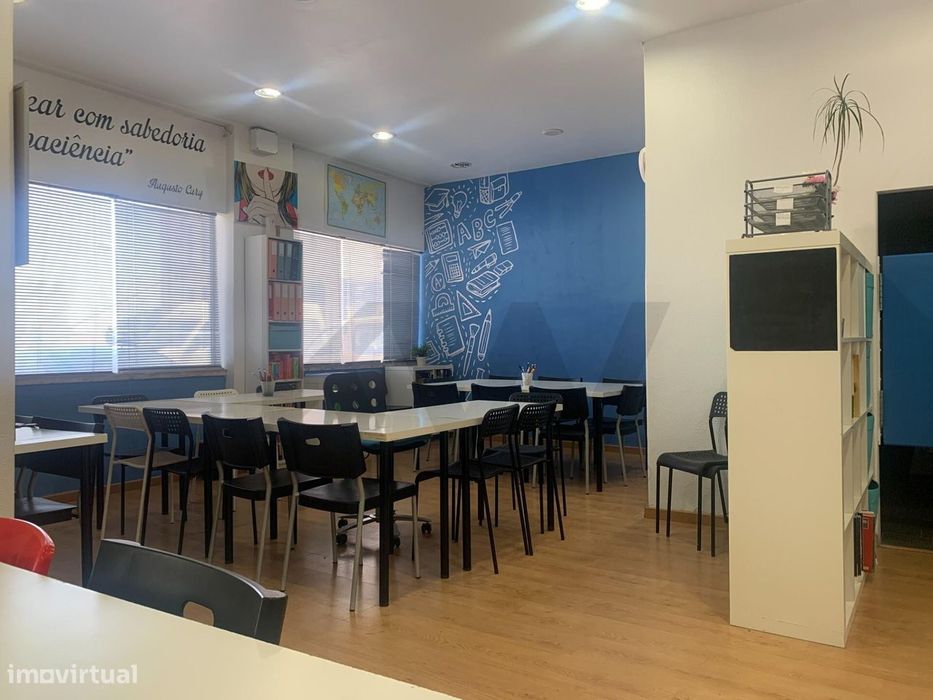 Espaço Comercial de 68m2 no Centro da Ramada: Comece ou Continue um Ne