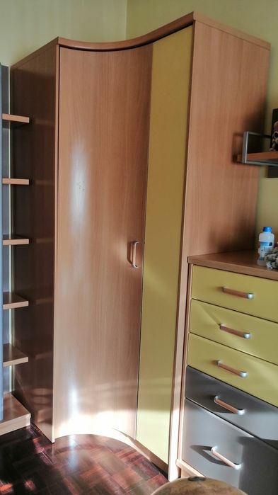 Roupeiro de canto para quarto de criança em madeira de pinho