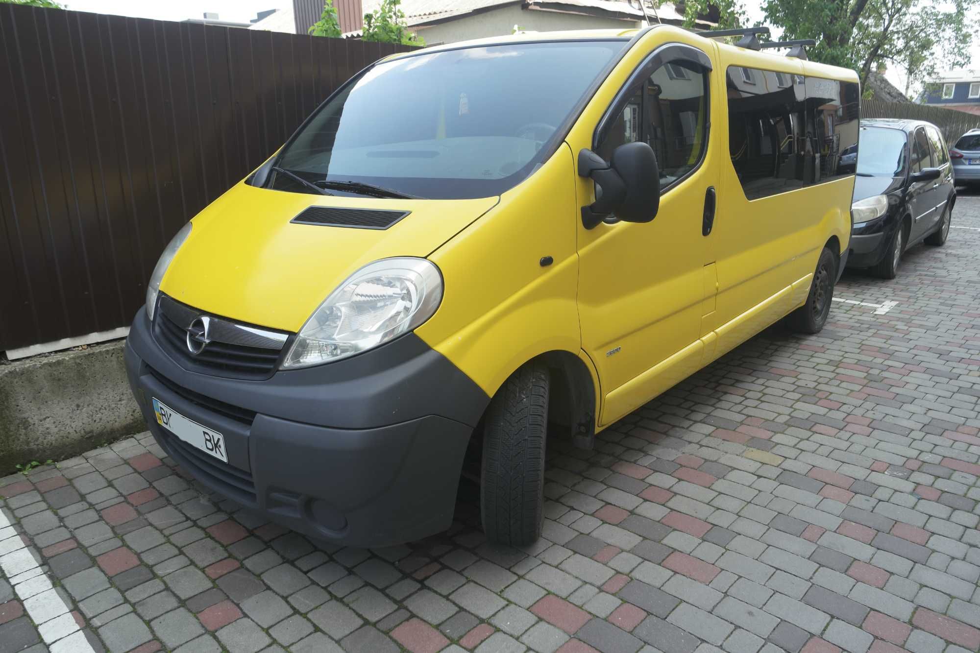 Мінівен Opel Vivaro 2.0 пасажирський 8+1  2007р.