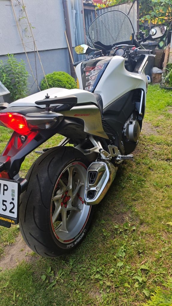 Honda VFR 1200F .