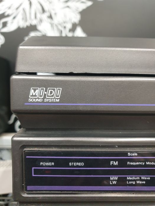 Wierza PRL z gramofonem