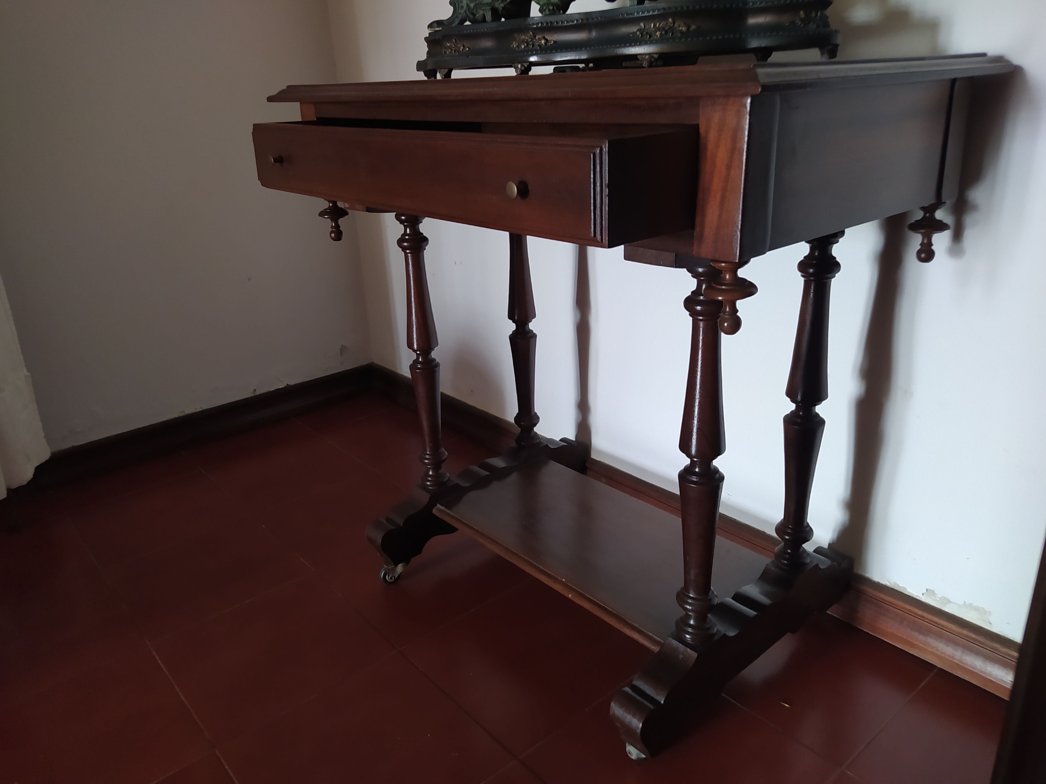 Mesa com rodinhas