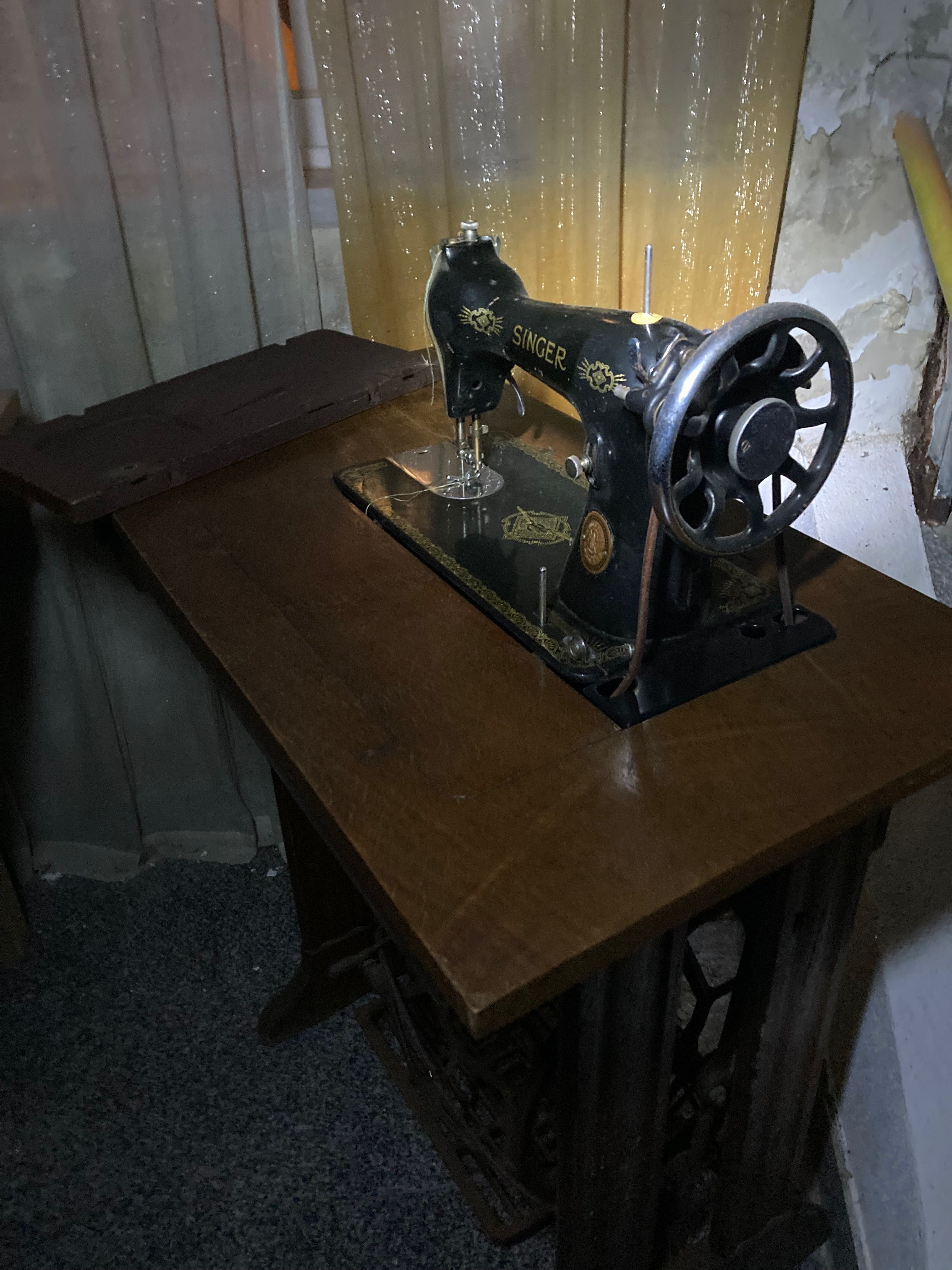 Mesa de costura antiga Singer