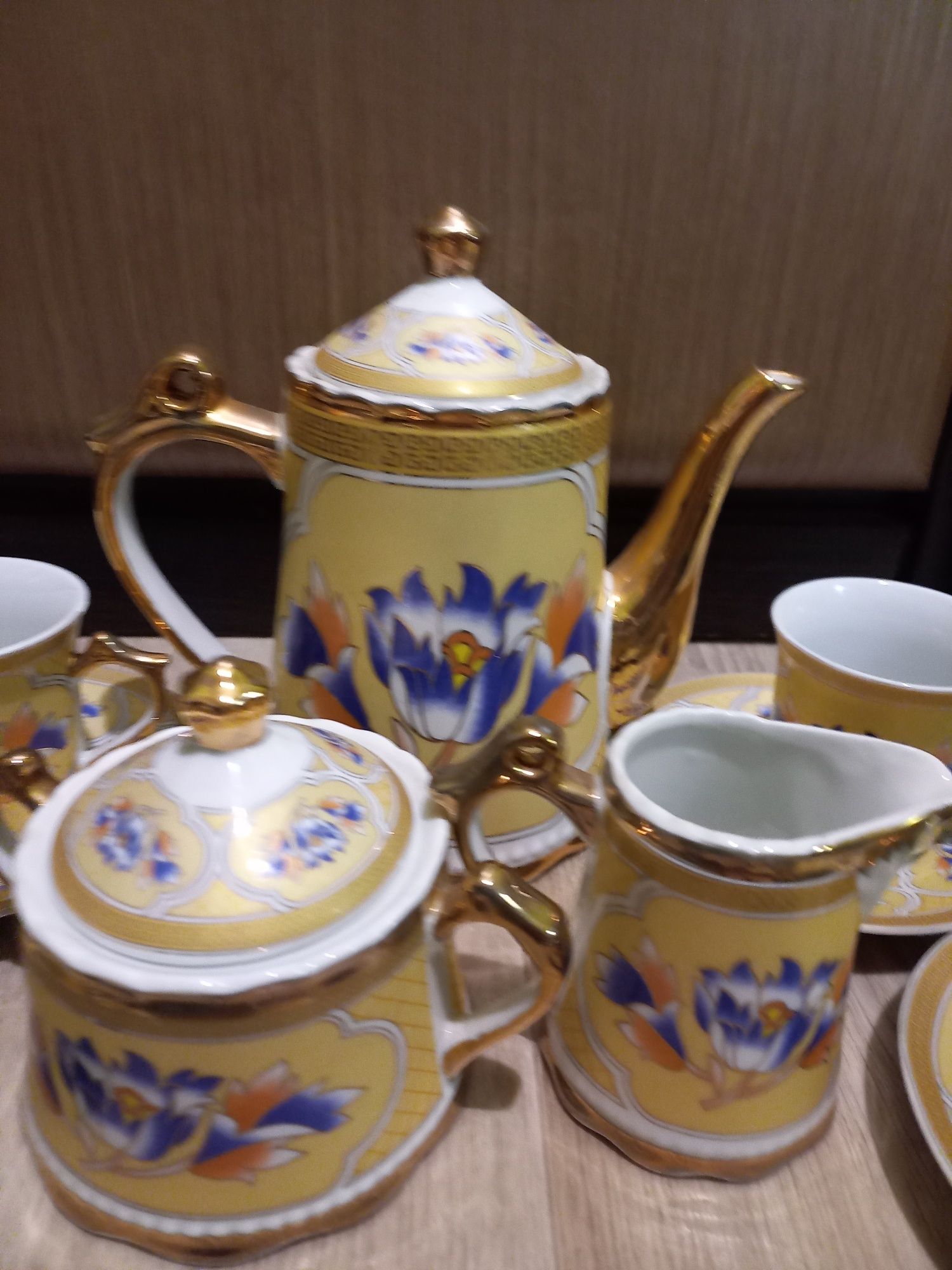 Шикарный   Сервиз кофейный фарфоровый.