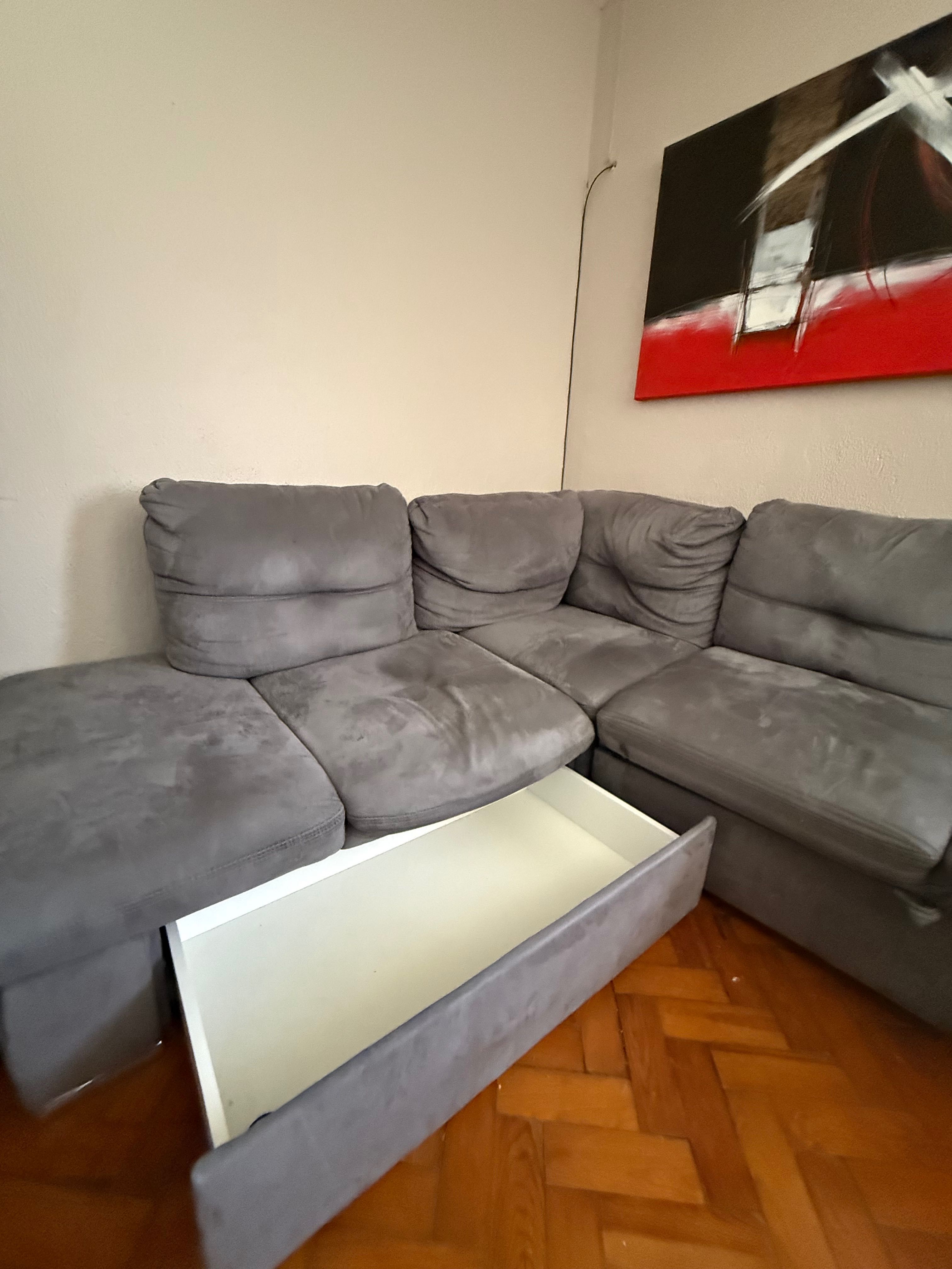 Sofá cinza transforma em cama