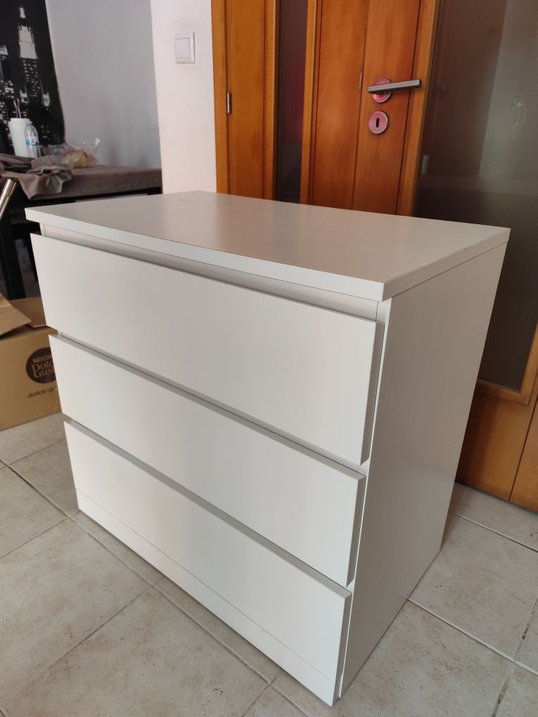 Cómoda com 3 gavetas