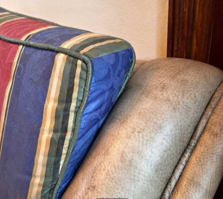 Sofas novos em pele e tecido