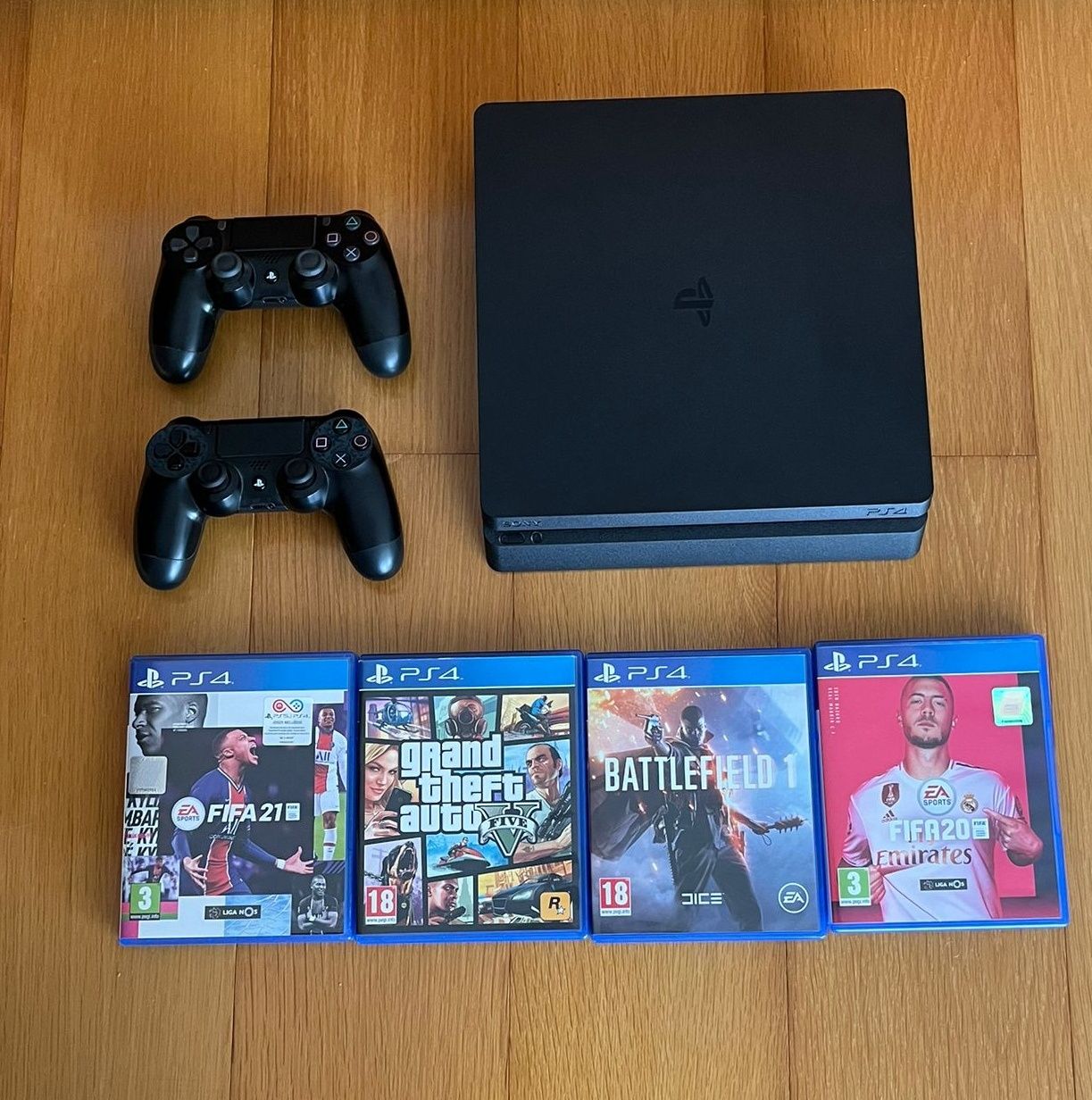 Playstation 4, 2 comandos, 4 jogos