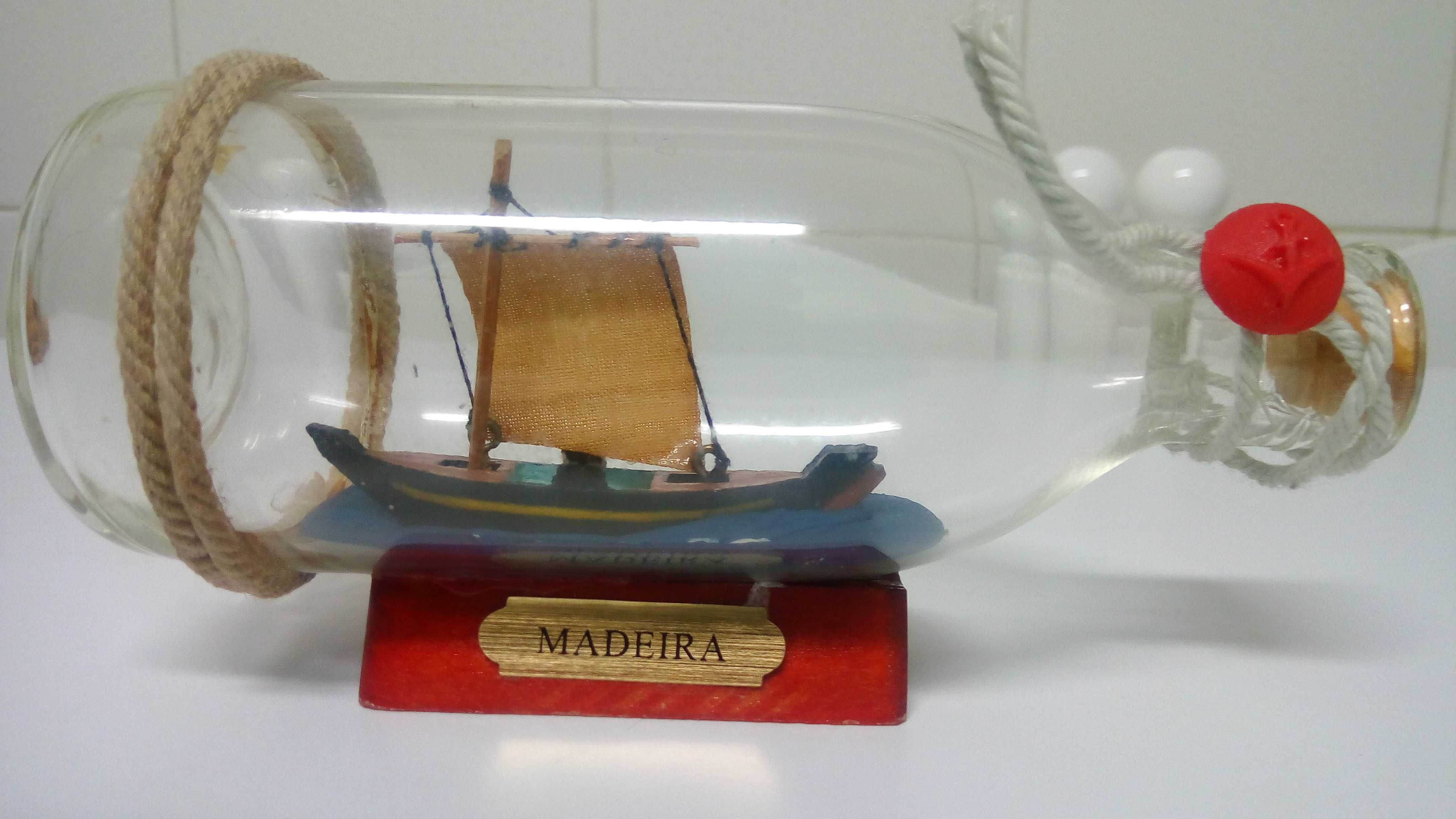 Garrafa com barco da Ilha da Madeira embutido