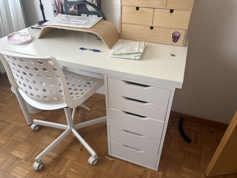 Secretaria ikea com cadeira