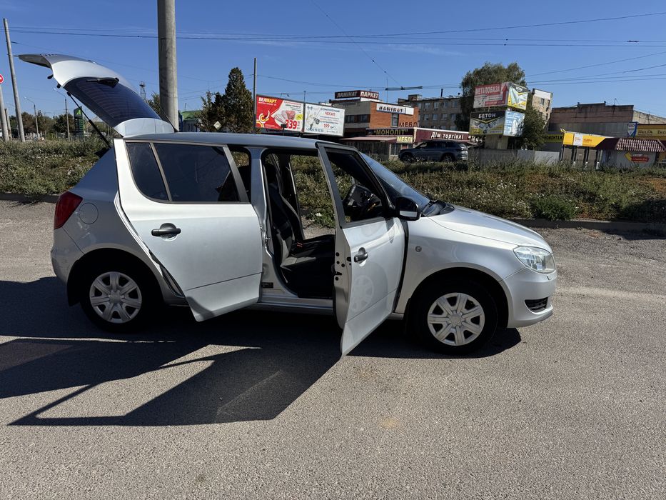 Авто skoda fabia 2011 1.2