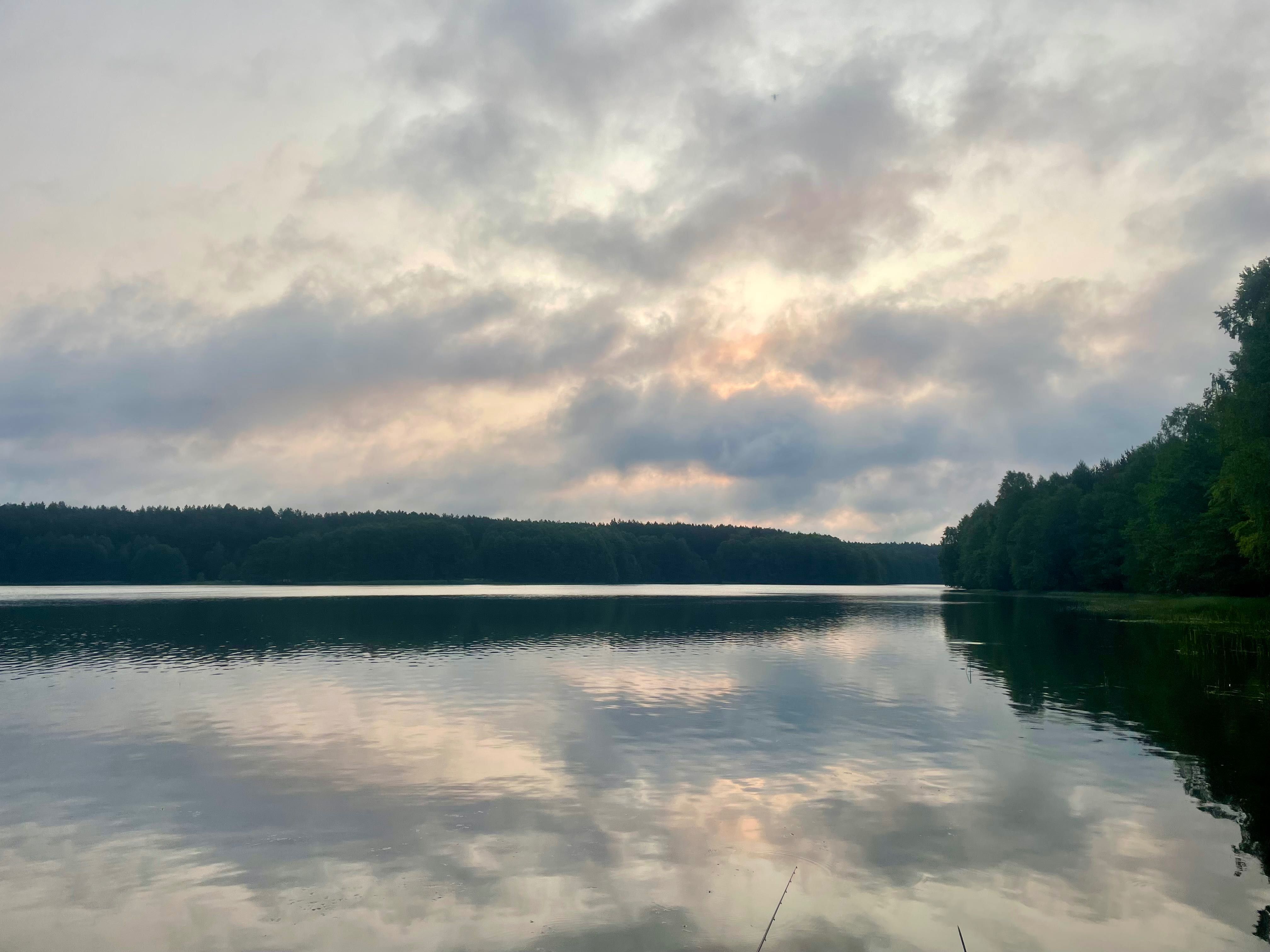 Domek nad jeziorem w otoczeniu lasów na Kaszubach