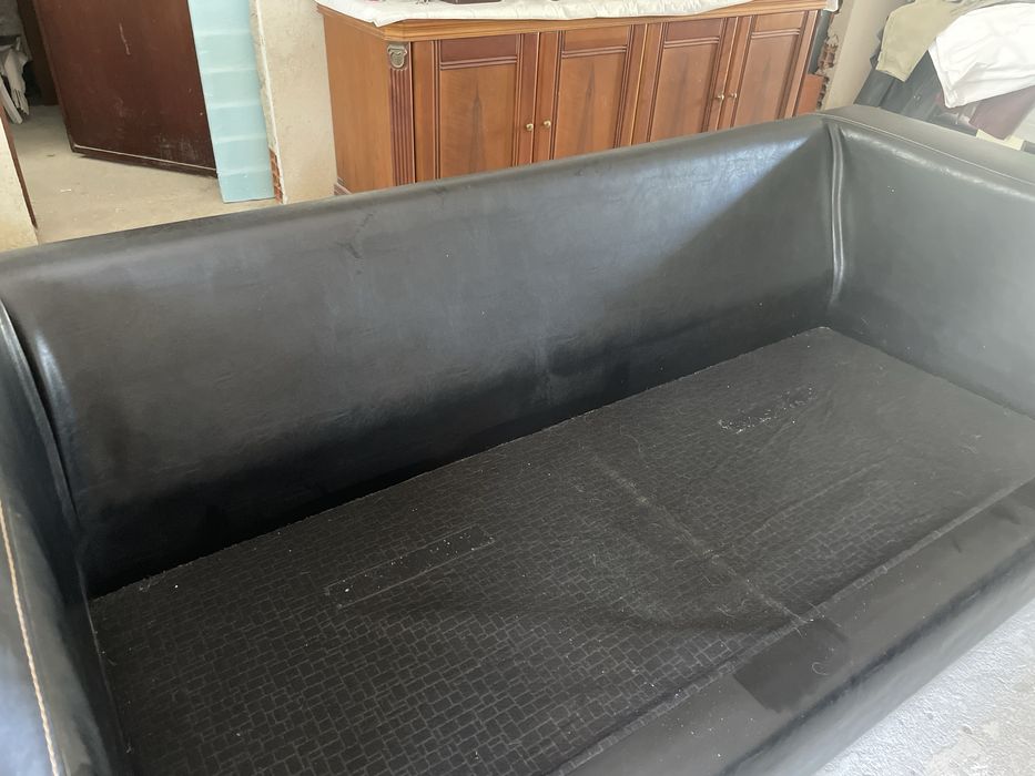 Sofá em pele preto