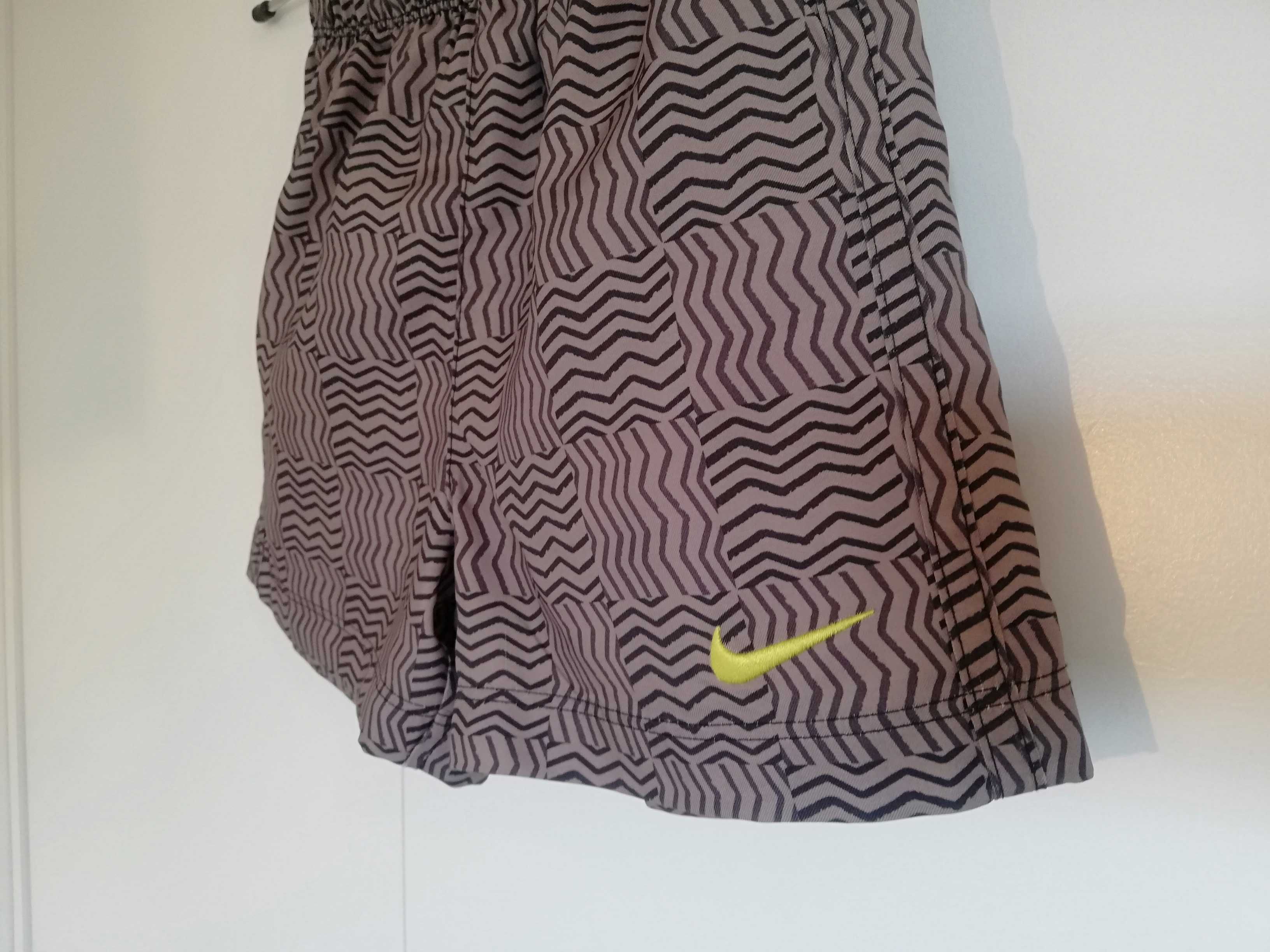 Sportowe spodenki we wzorki NIKE rozm.80/85 cm