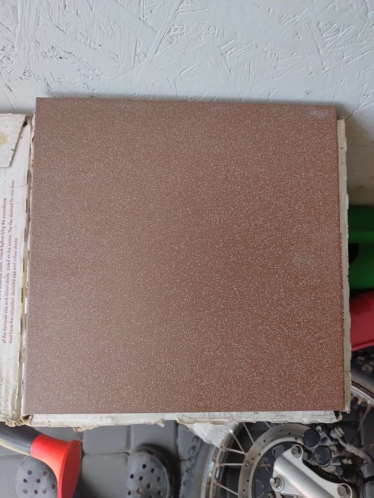 Flizy płytki gres w kolorze brązowym 300x300x9mm. Plyt