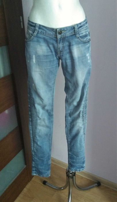 Jasne jeansowe spodnie Miaoni Jeans 26 z przetarciami z marszczeniami