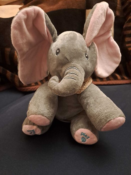 Interaktywny słoń ruszający uszami