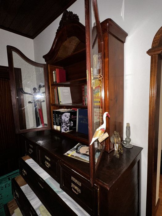 Vendo cómoda em madeira com estante superioi