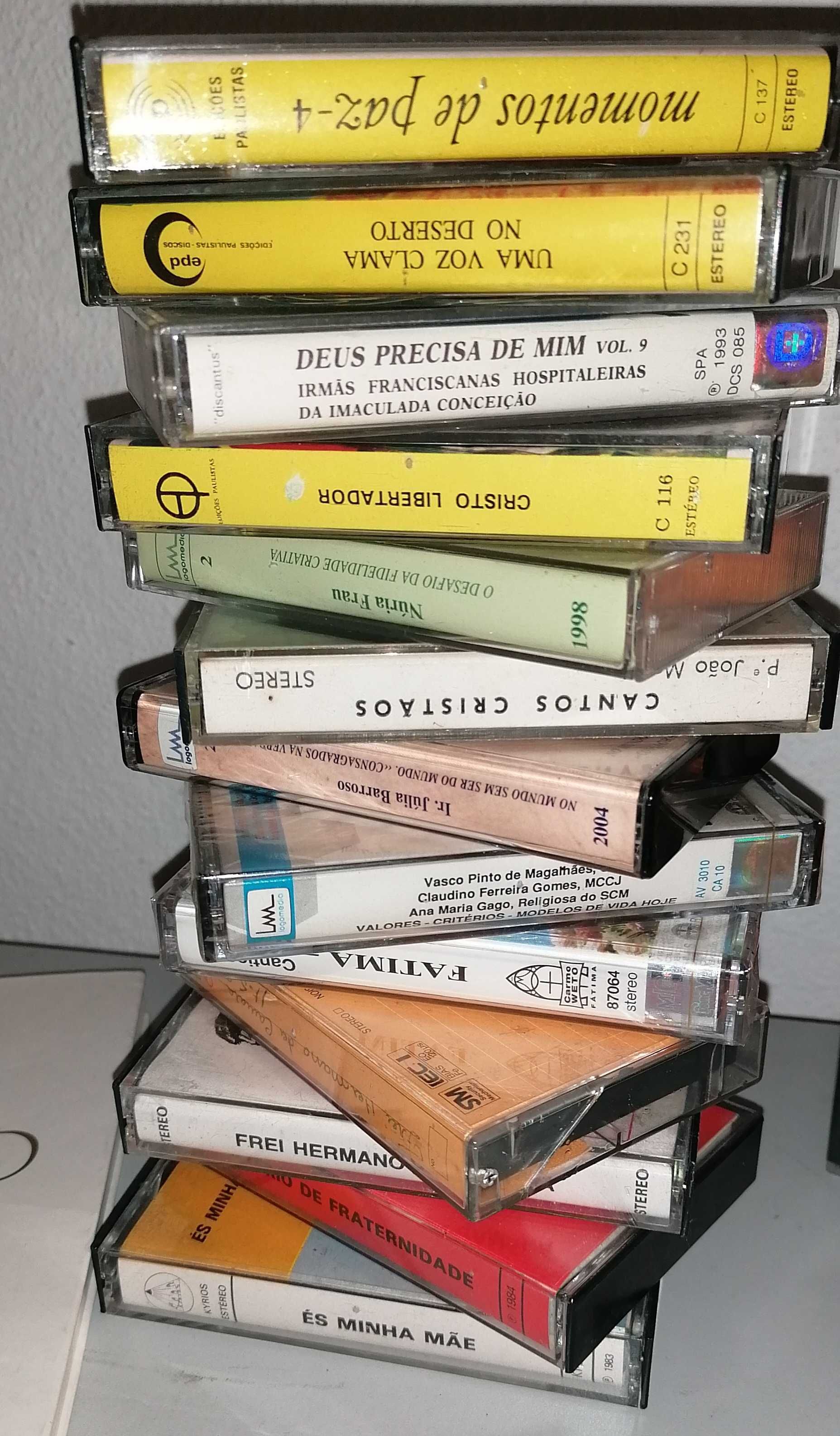 Cassetes audio e video, livro e postais, tema Religião, tudo por 5€
