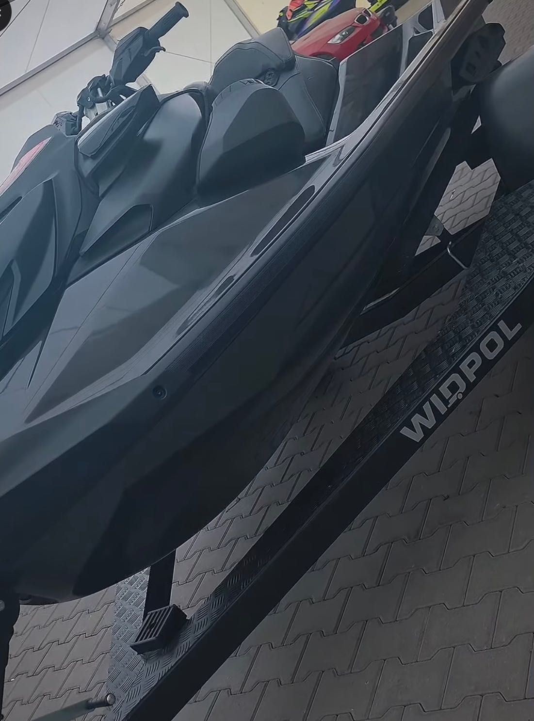 Envelopamento personalizado e detailing jet ski