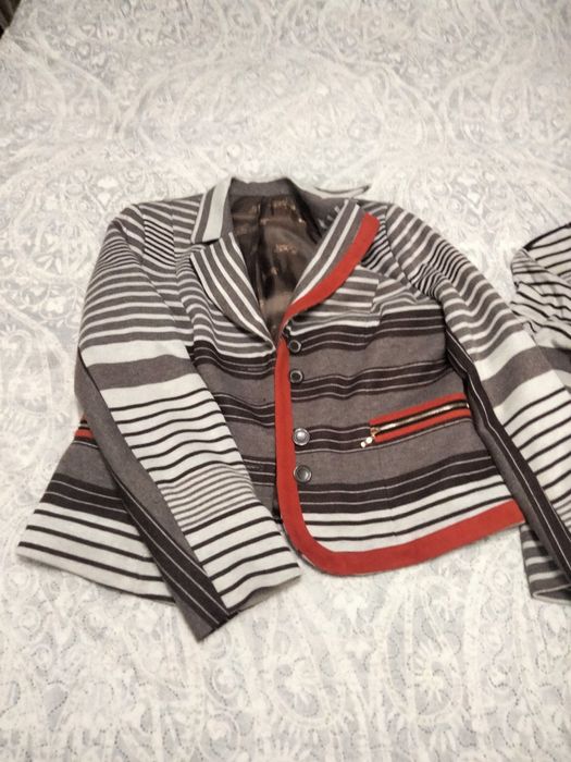 Продам гарний, трикотажний костюм (плаття+піджак) в гарному стані.