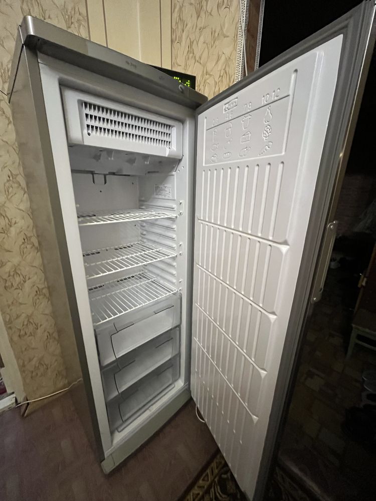 Морозильна камера Ariston hotpoint no frost