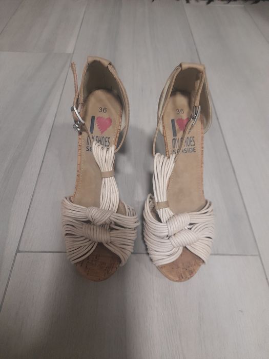 Sandálias em   muito bom estafo