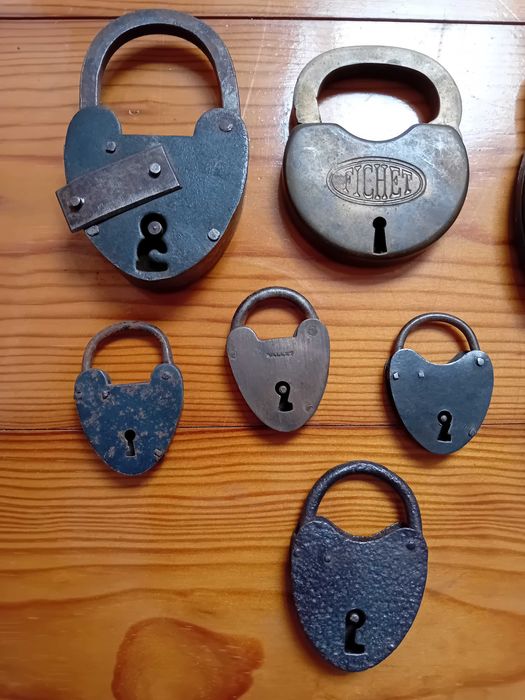 Lote de 9 cadeados antigos
