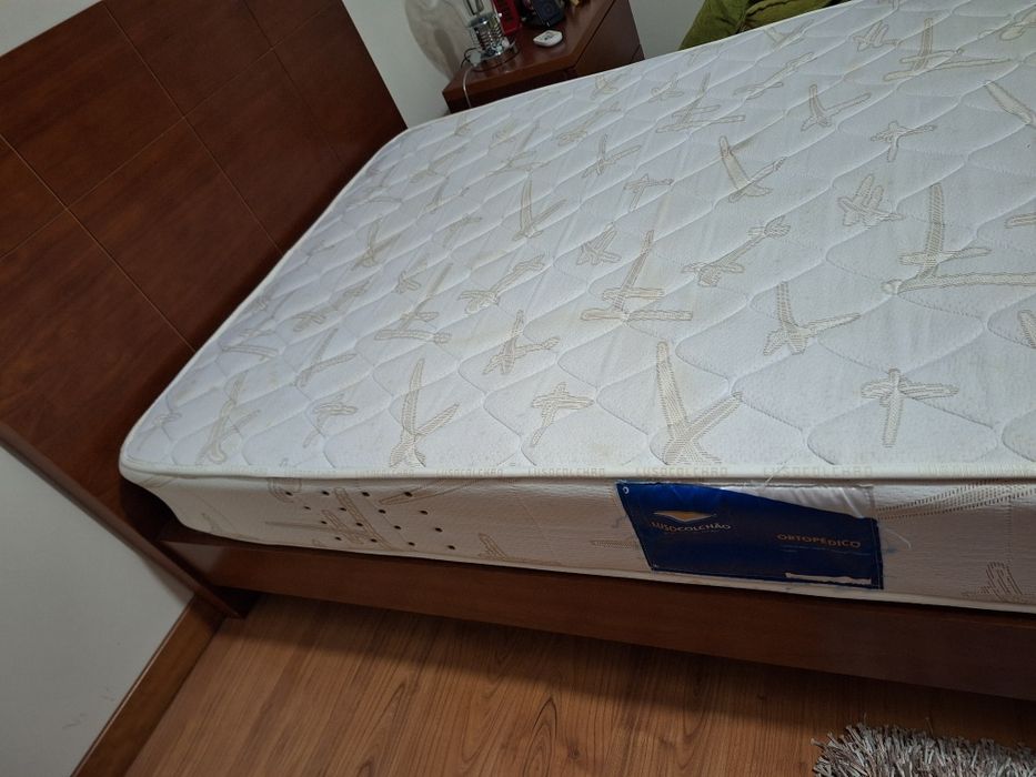 Vendo cama de .solteiro, corpo e meio , de cerejeira