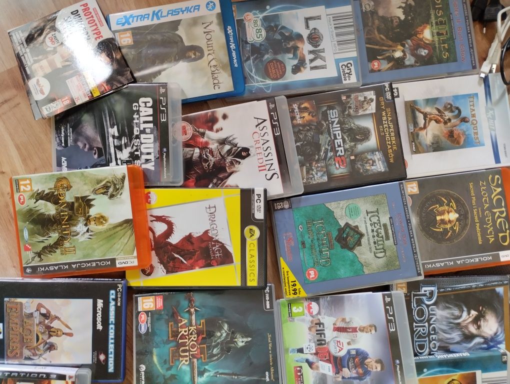 PlayStation 3+ 2 pady+ 27 gier+ wszystkie kable + książka