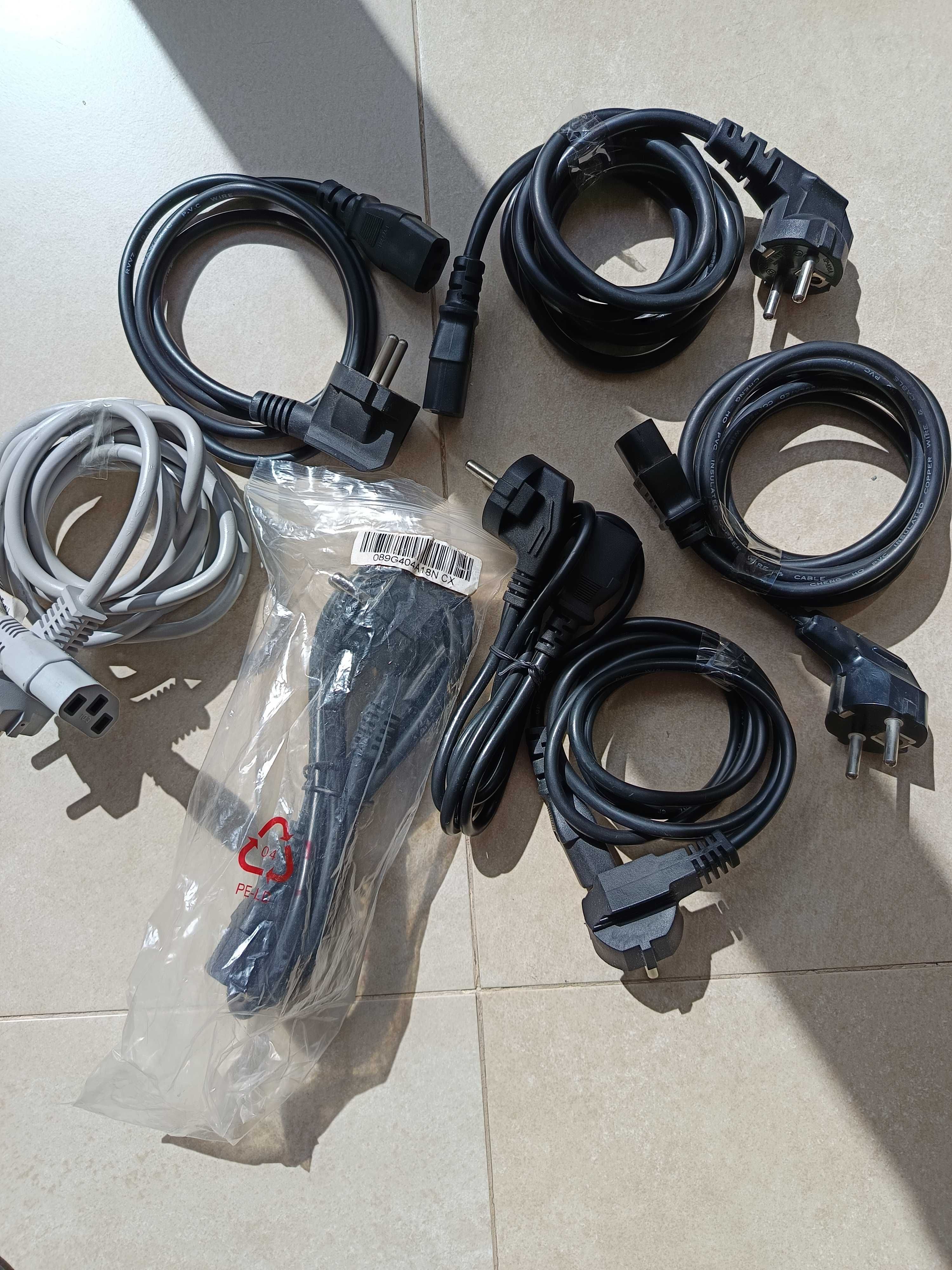 Cabos diversos para computador, €1,00 cada peça