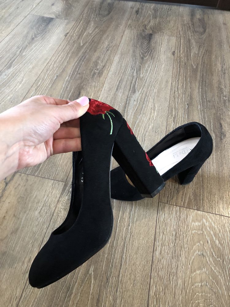 Замшеві чорні туфлі з вишивкою