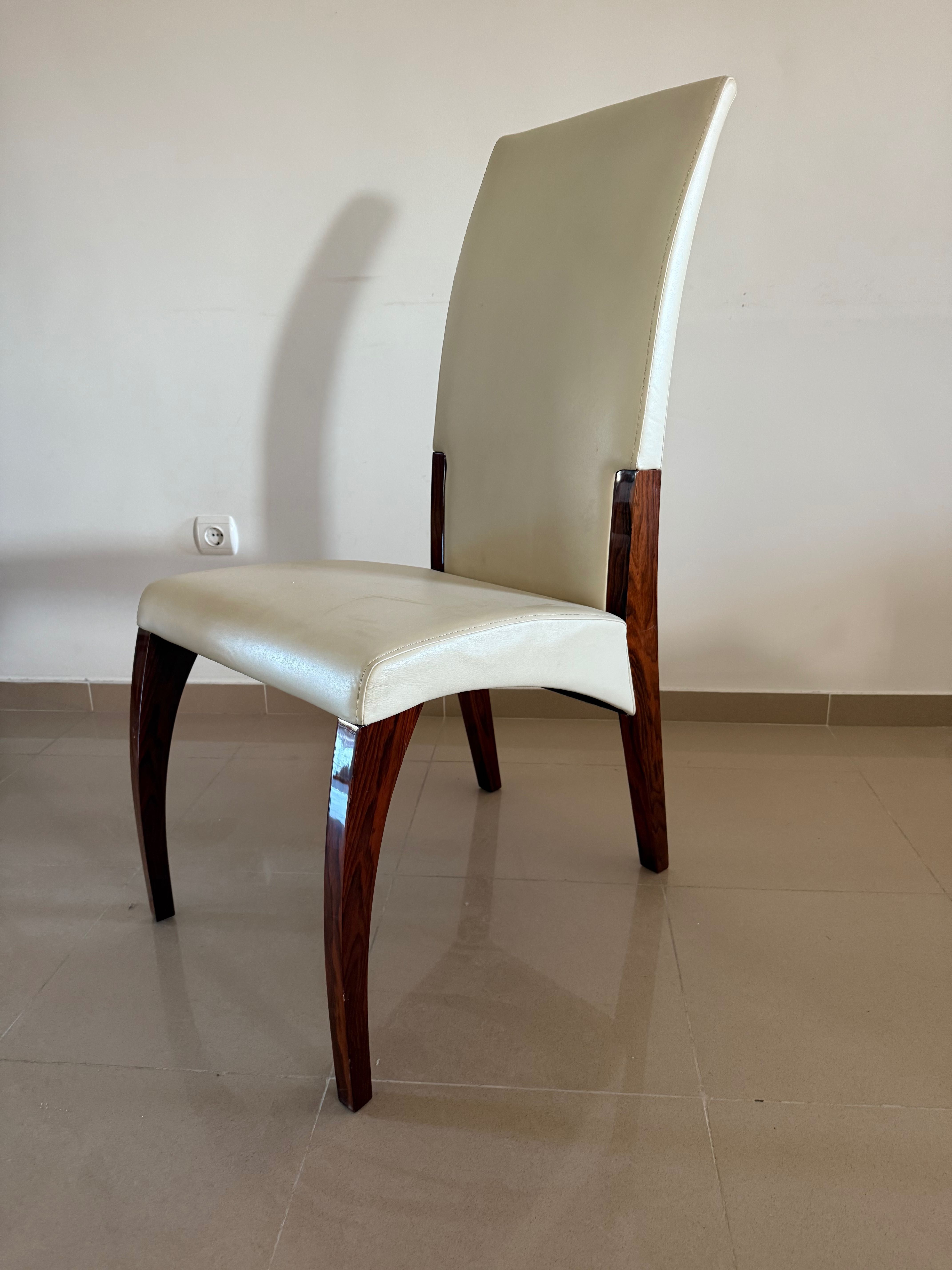 Conjunto de cadeiras para mesa de jantar em bom estado de conservação.