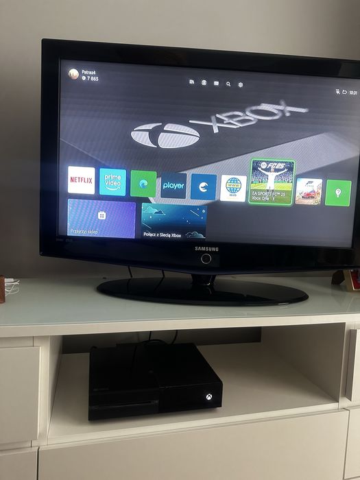 Xbox one 500gb plus fifa i gta 5 PILNIE