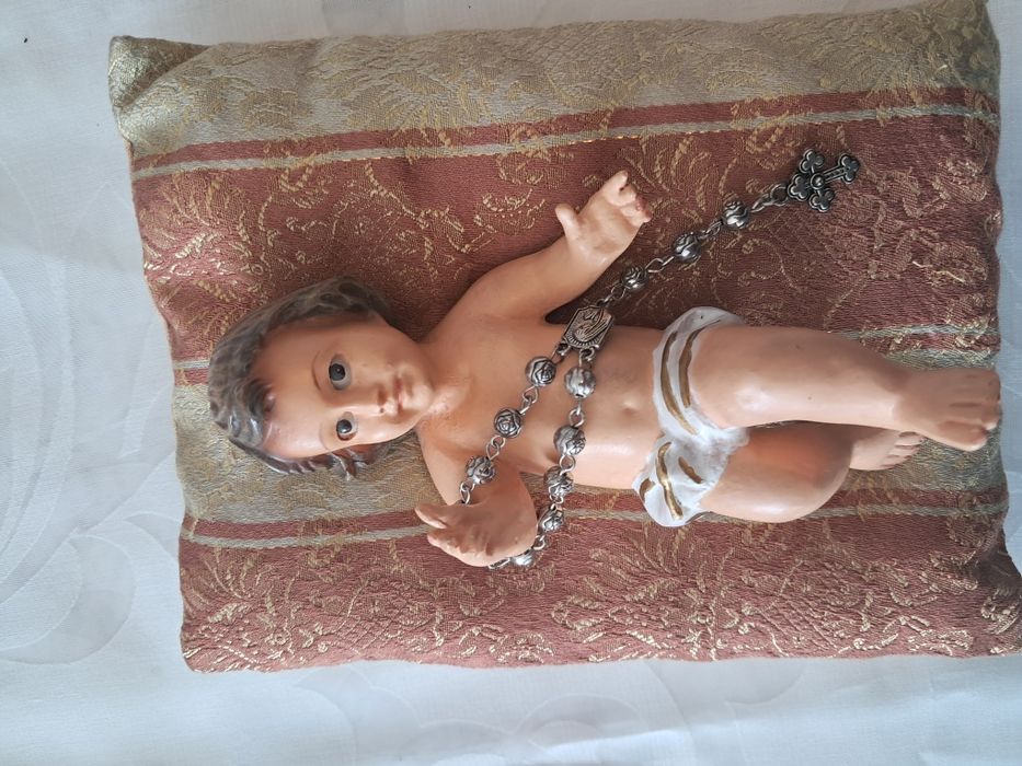 Menino Jesus em terra cotaa com pequeno terço em prata  não marcada
