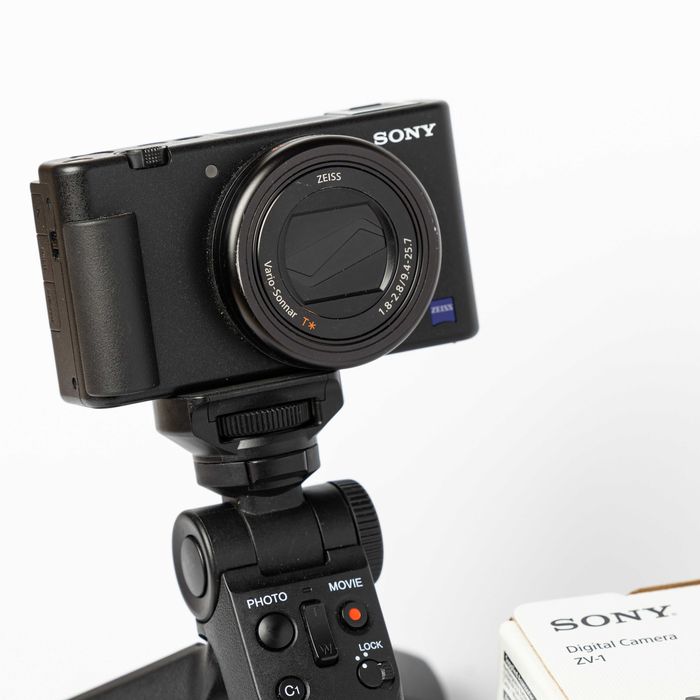 Aparat kompaktowy Sony ZV1 z dodatkowymi bateriami i uchwytem