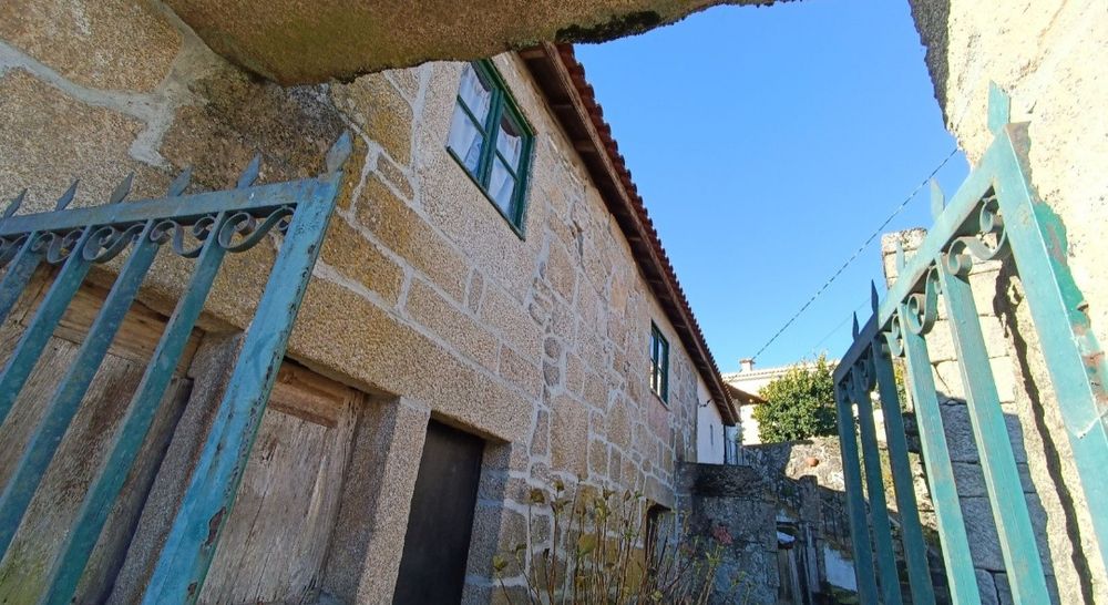 Casa em Pedra. Recuperar em Vilar de Ferreiros. Mondim de Basto