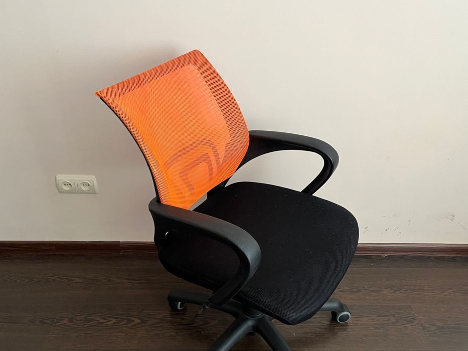 Офісне крісло AMF