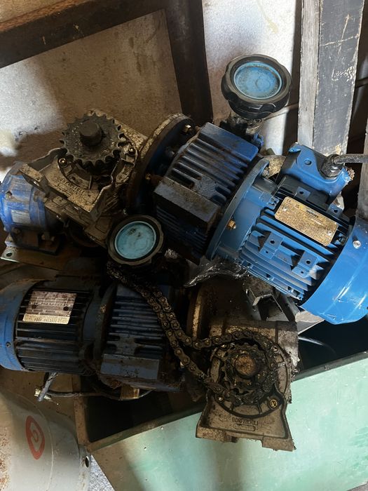 Varios motores eletricos trifazicos