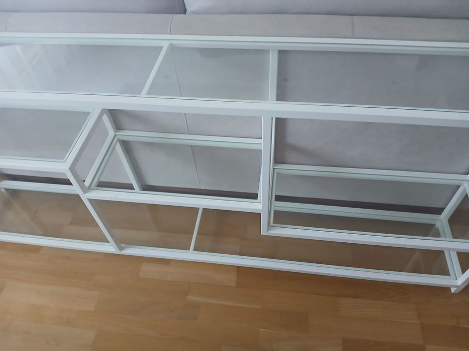 Móvel decorativo com várias prateleiras