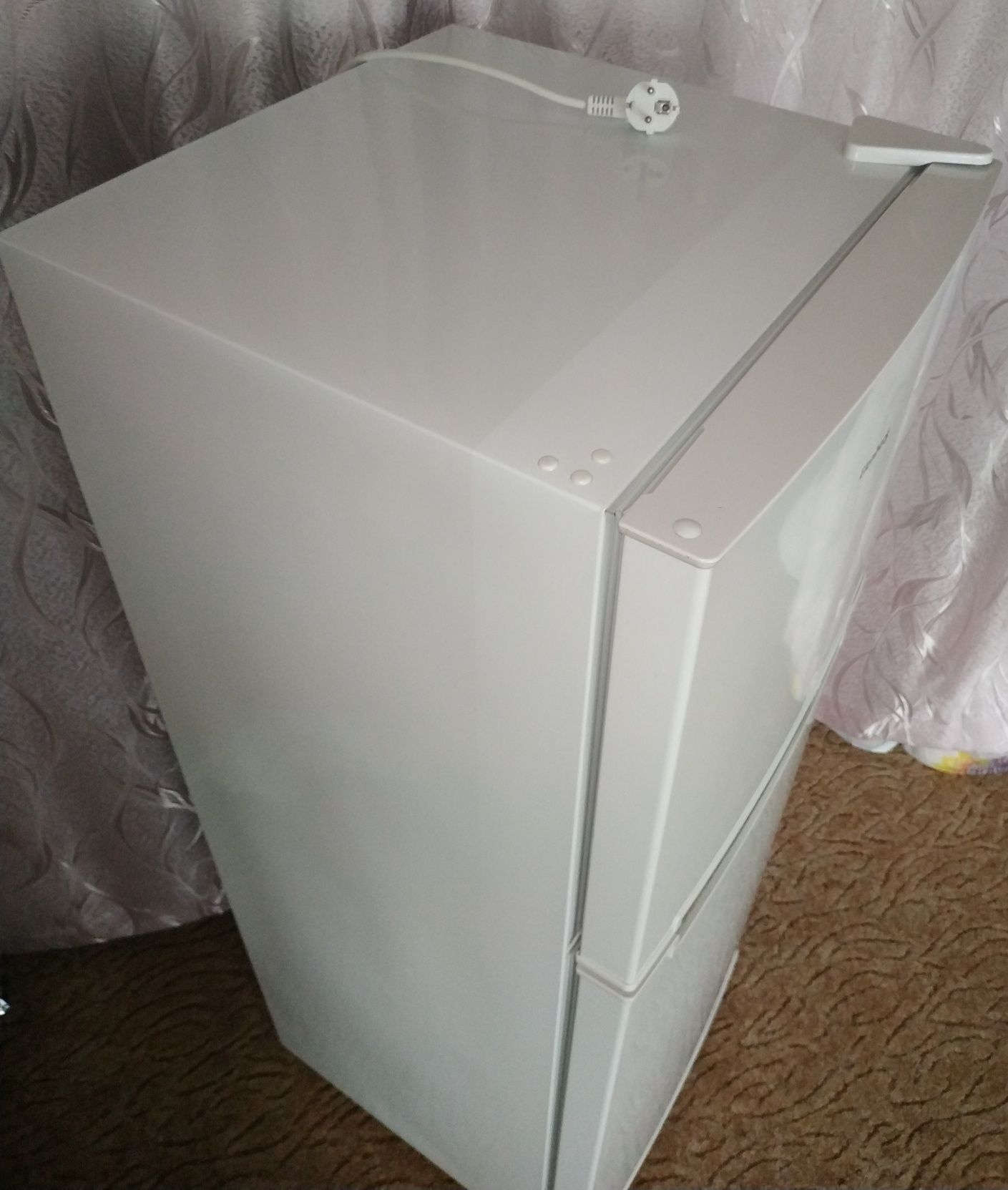 Холодильник компактный Elenberg MRF-146-O